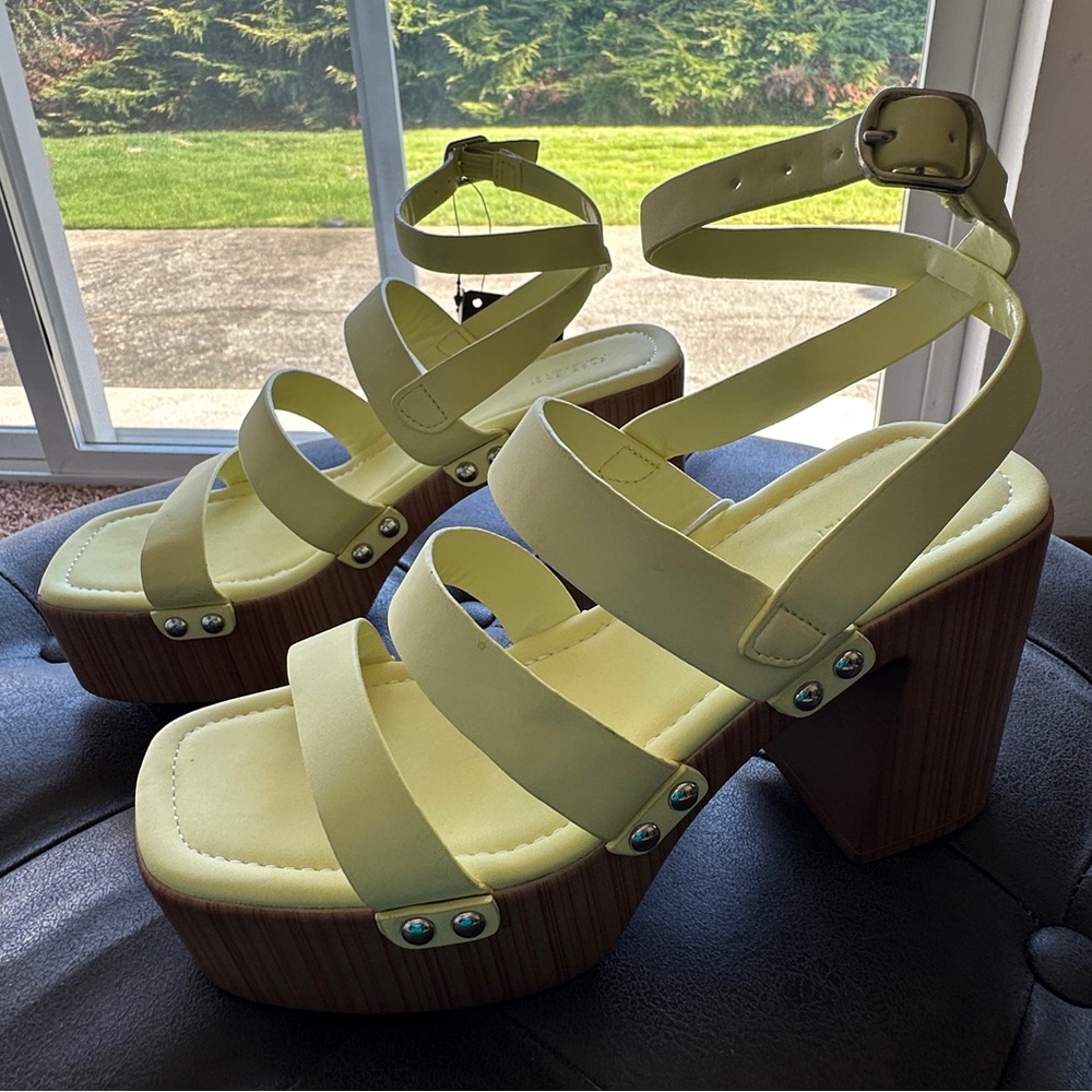 NWT FOREVER 21 Yellow Platform Sandals - Size 7